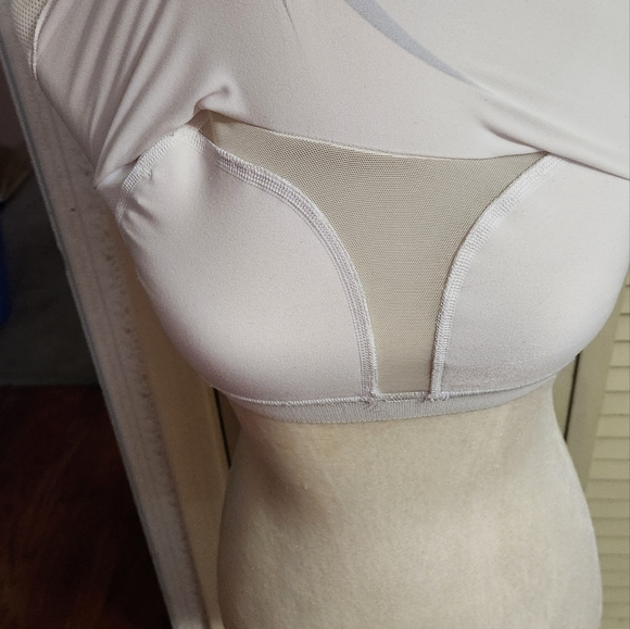 Nike built-in-bra tank - Picture 4 of 8